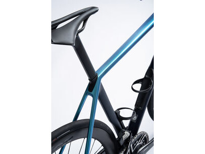COLNAGO C72 Disc 2026 Carbon Road Race Bike with Dura Ace Di2, ENVE 4.5 SES click to zoom image