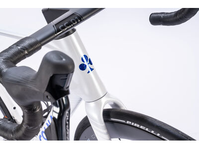 COLNAGO V5rs Disc 2025 Carbon Road Complete Bike Dura Ace Di2 White Blue click to zoom image