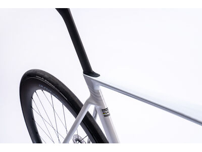 COLNAGO V5rs Disc 2025 Carbon Road Complete Bike Dura Ace Di2 White Blue click to zoom image