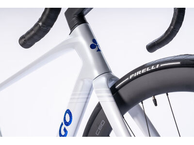 COLNAGO V5rs Disc 2025 Carbon Road Complete Bike Ultegra Di2 White Blue click to zoom image