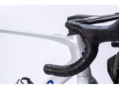 COLNAGO V5rs Disc 2025 Carbon Road Complete Bike Ultegra Di2 White Blue click to zoom image
