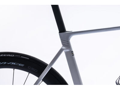 COLNAGO V5rs Disc 2025 Carbon Road Complete Bike Ultegra Di2 White Blue click to zoom image