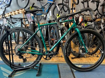 GENESIS Croix De Fer 40 Medium Medium Green  click to zoom image